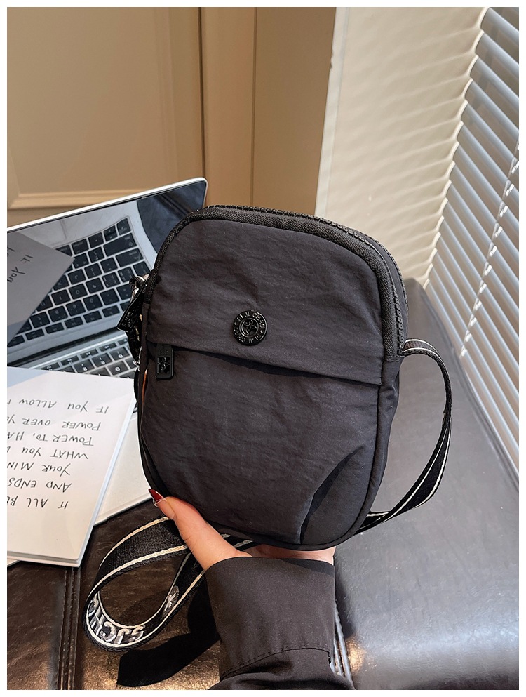 Bolso de nylon de moda para mujeres 2026 nuevo bolso de verano casual simple bolso de viaje ligero bolso de mujer