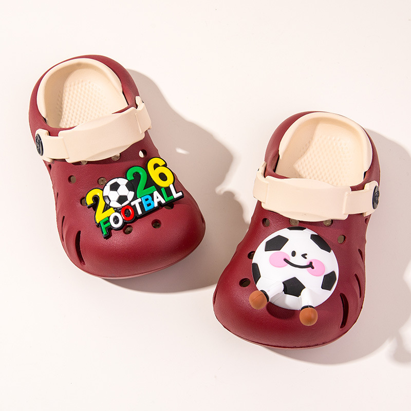 Zapatillas infantiles bonitas de fútbol para niños pequeños en el interior zapatillas frescas para jugar dos zapatos de verano
