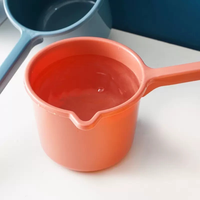 長い柄の水のスプーンのプラスチックの厚い水は台所の家庭用の野菜をすくって花のスプーンに水をかけます。|undefined