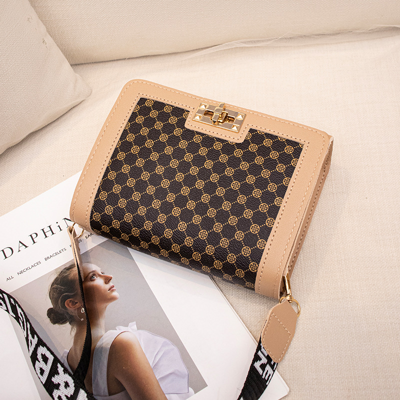 대외 무역 여성 가방 2024 새로운 여성 가방 유행 인쇄 된 자물쇠 버클 크로스 바디 컬러 대비 작은 광장 가방