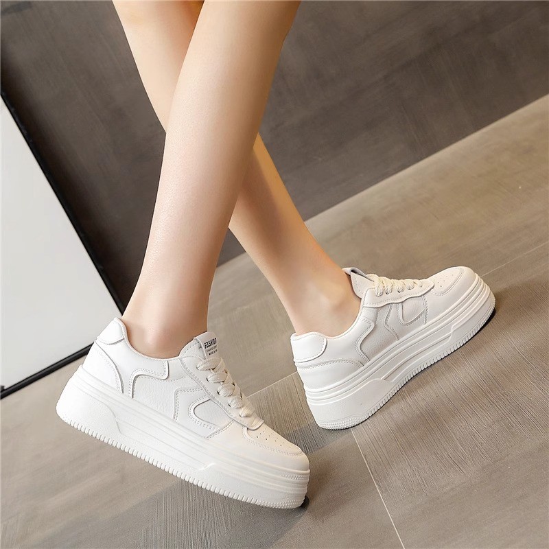 Modas versátiles muffin con suela gruesa zapatos blancos para mujeres verano de 2026 nuevas zapatillas deportivas casuales populares para estudiantes