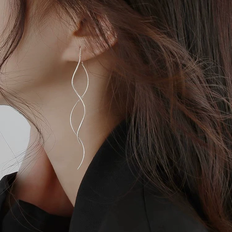 Длинные волнистые серьги с небольшим дизайном и кисточками, коллекция 2023