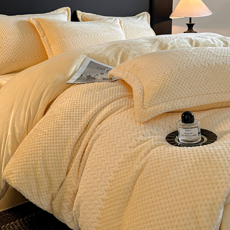 Alta calidad simple tallado leche de cama de seda de cuatro piezas de invierno coral cubierta de edredón de brida sábanas de seda de tres piezas