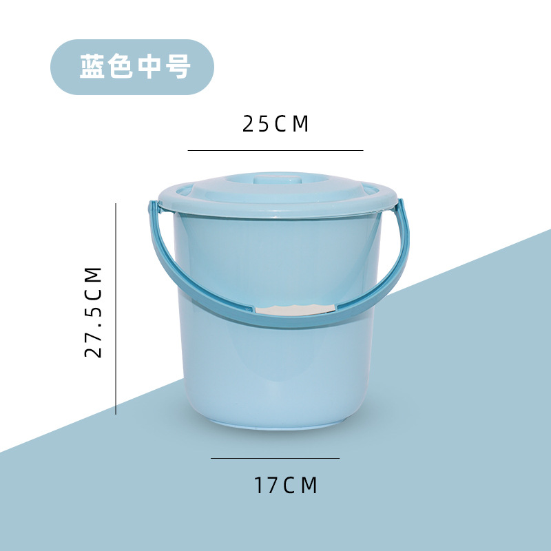 蓋付きの厚い家庭用大型プラスチックは、家庭用の手提げバケツの家庭用バケツを持っている学校の寮の学生がバケツを持っている