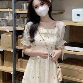 女茶歇裙夏季碎花连衣裙新款温柔风子显瘦中长款收腰方领褶皱