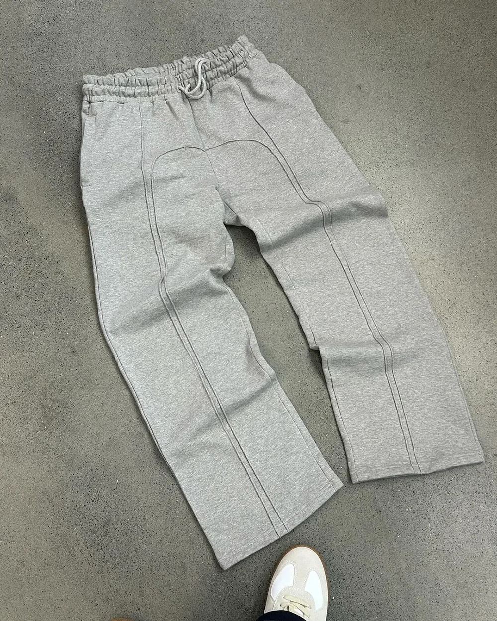 Spot 2025 marca de moda ins pantalones de pierna ancha de nicho de color sólido deportes sueltos hombres y mujeres pantalones de protección de todo fósforo de moda al por mayor