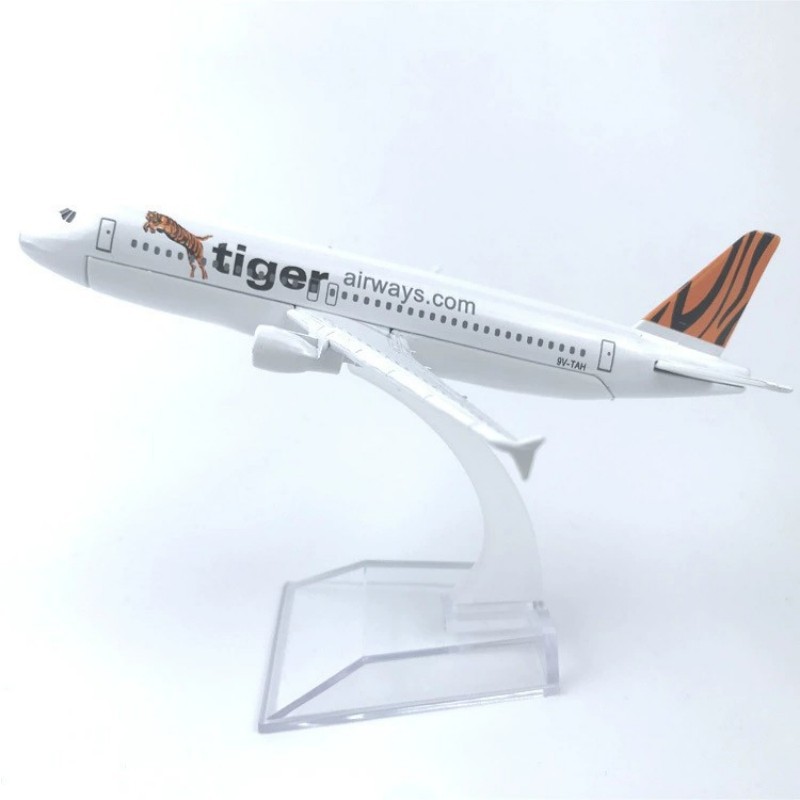 Modelo de avión de simulación de la serie A320 de la aviación extranjera con aleación de tren de aterrizaje