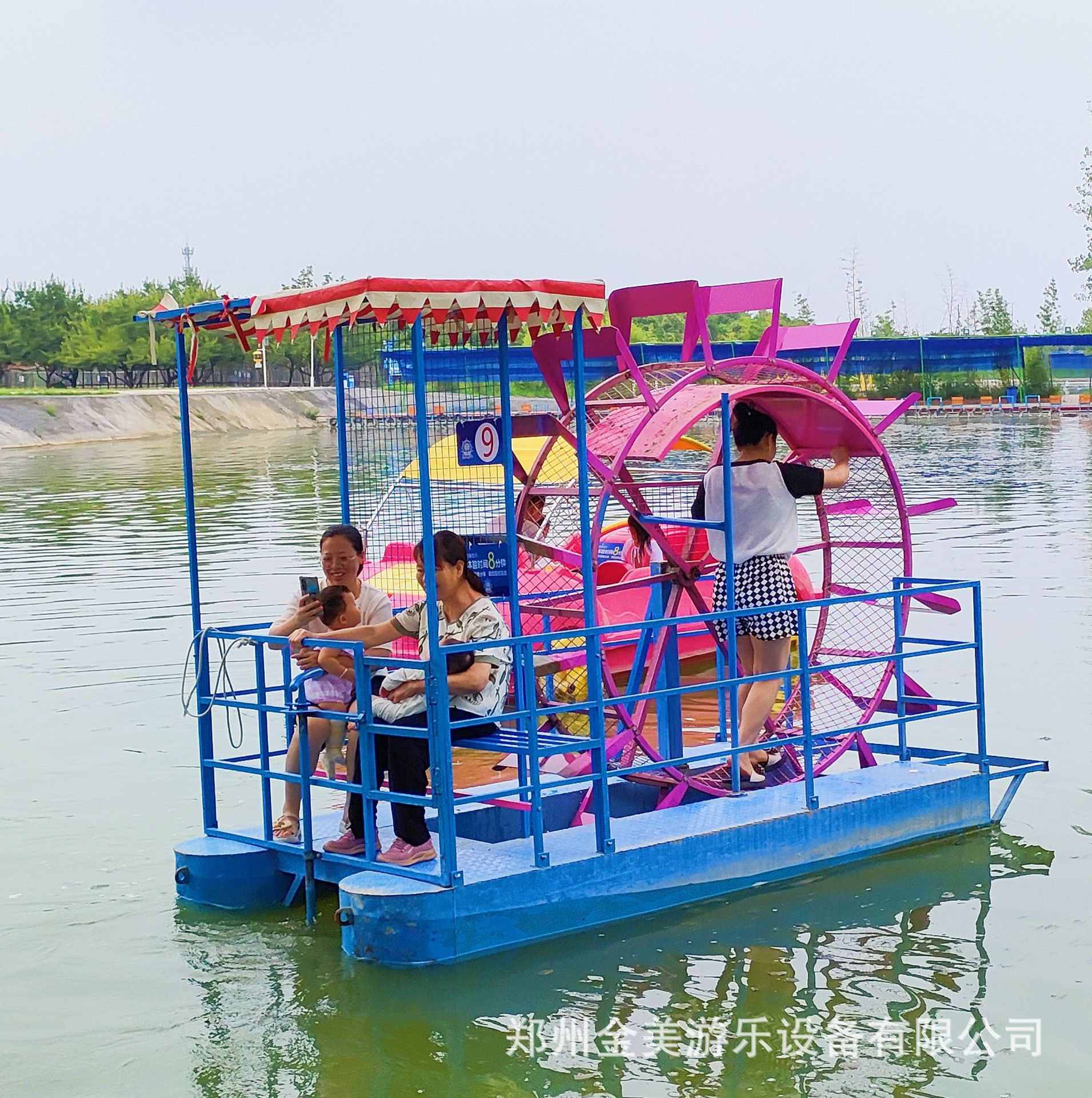 景区公园水上脚踏船网红仓鼠船步行船水上战船水上家庭观光游乐船