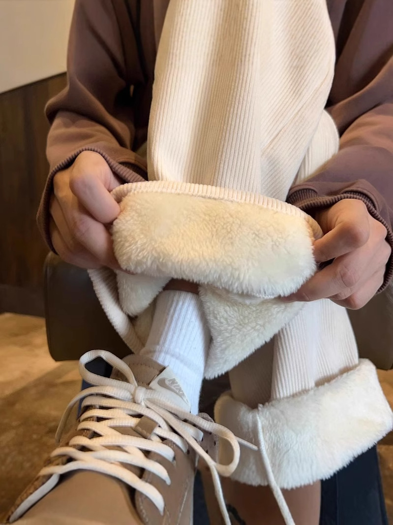 耐寒性零下40度のズボンの男性は冬に羊の小毛をつけます。