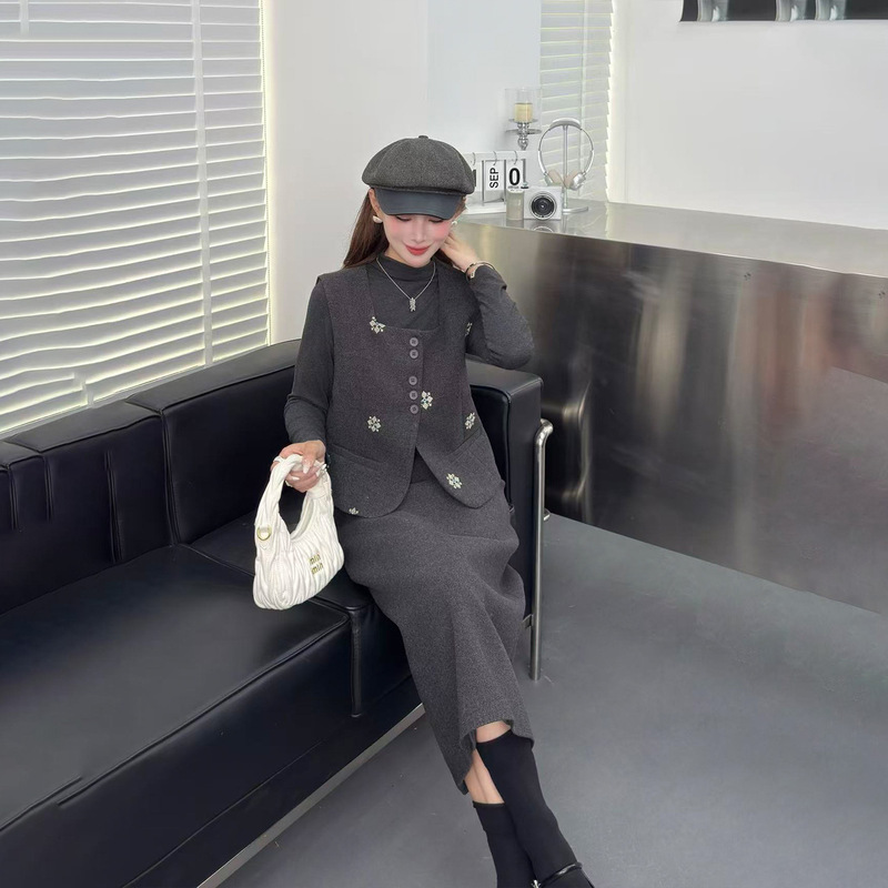 2025秋冬新款马甲时尚洋气减龄显瘦三件套裙复古刺绣方领套装裙女|undefined