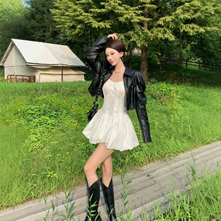 千禧古早风穿搭复古辣妹白色收腰连衣裙女花苞吊带裙搭配黑色皮衣