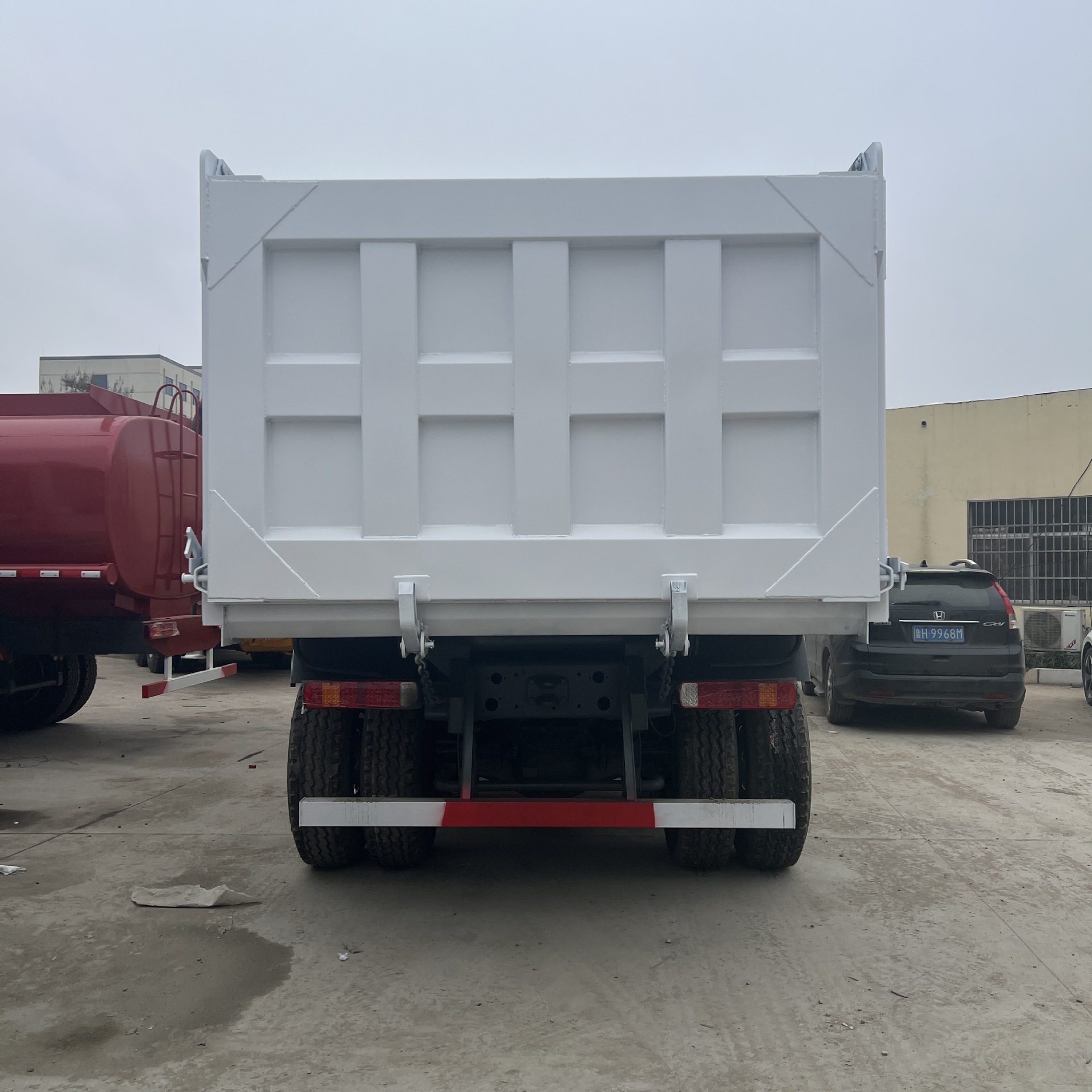 Supply of Overseas Howo Eight-Wheel Dump Trucks, Truck Transport Vehicles, Tractors, Semi-Trailers, Rear-Dump Self-Unloading Vehicles