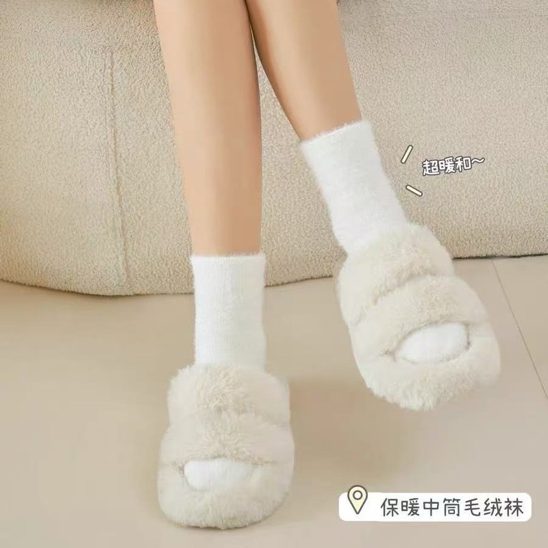 秋冬には靴下の女性ミンクのベルベットの中筒靴下に毛が厚くて柔らかい白い月子靴下の保温毛羽靴下がついている|undefined