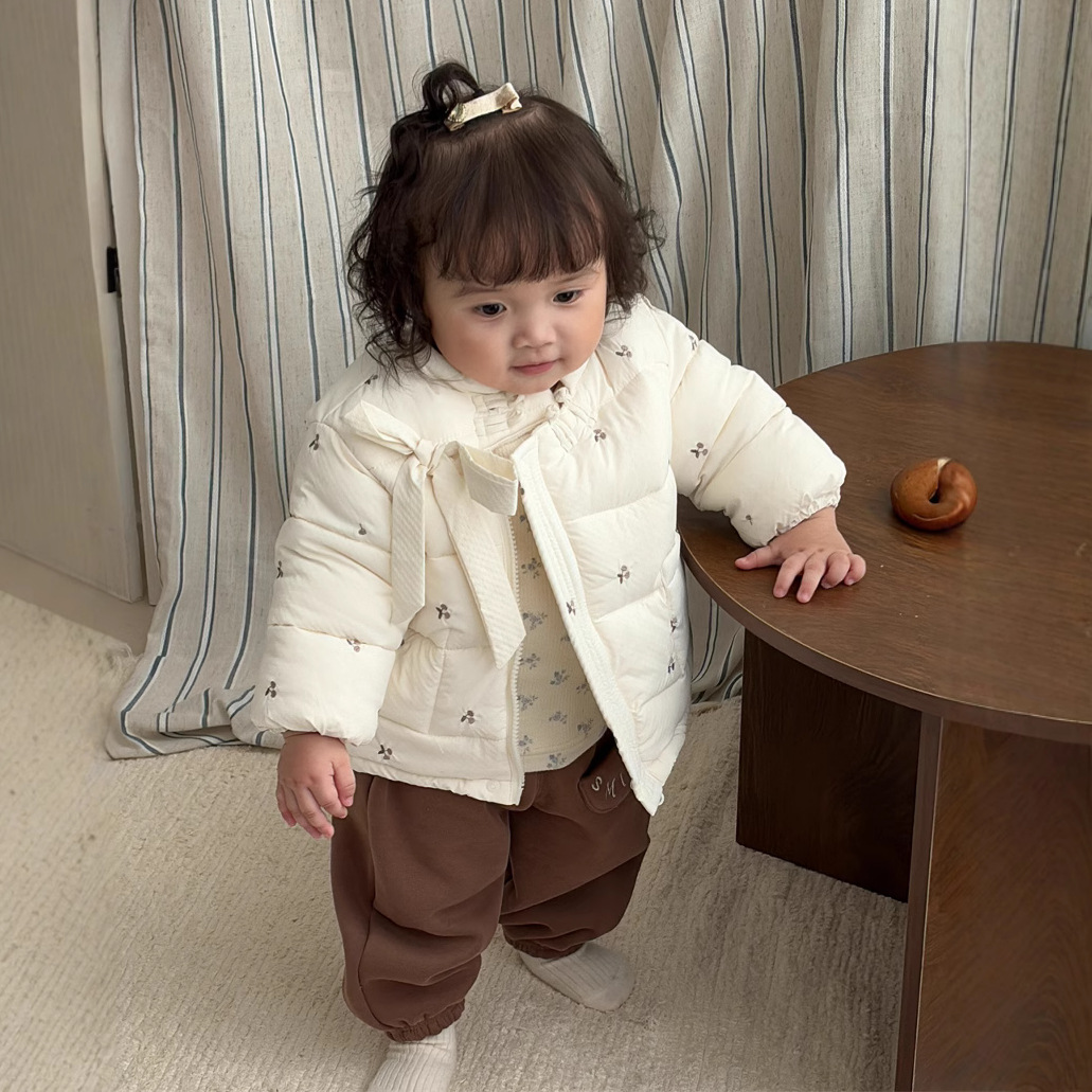 2024 nuevo otoño e invierno lindo traje de bebé súper lindo dibujos animados simple cereza engrosamiento cálido traje de dos piezas para bebés