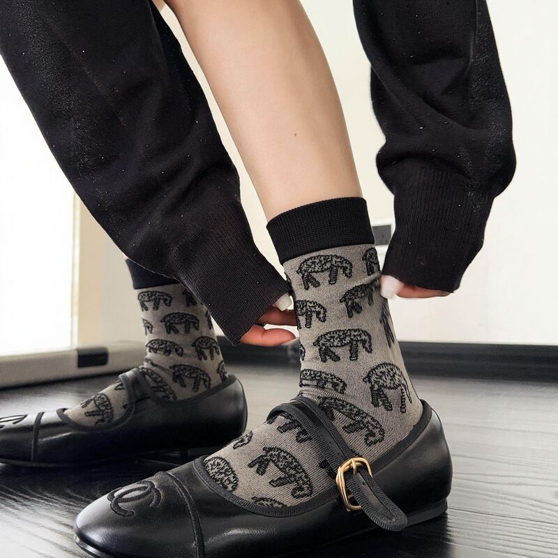 Embossed Pattern Mid-Calf Socks for Men and Women, Retro High-End Style, Three-Dimensional Color-Blocking, Breathable, Sweat-Absorbent, Seamless Slouch Socks