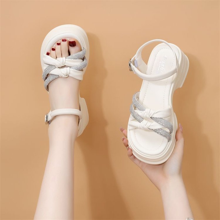 Sandalias de diamante de talón medio grueso para mujeres verano 2024 nuevo hombre ligero y elegante con falda zapatos de playa