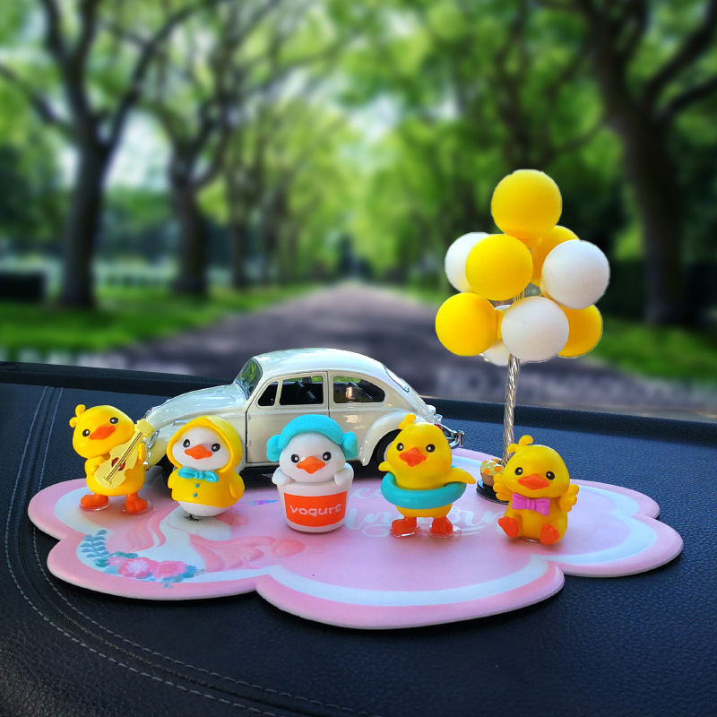 Nuevo adorno de coche creativo rojo neto dibujos animados pequeño pato amarillo adorno de coche consola central lindo lindo pato recto