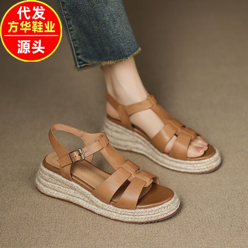 2026 verano nuevo estilo de vacaciones de moda de hierba trenzada tacones gruesos tacones redondos de dedos abiertos sandalias casuales