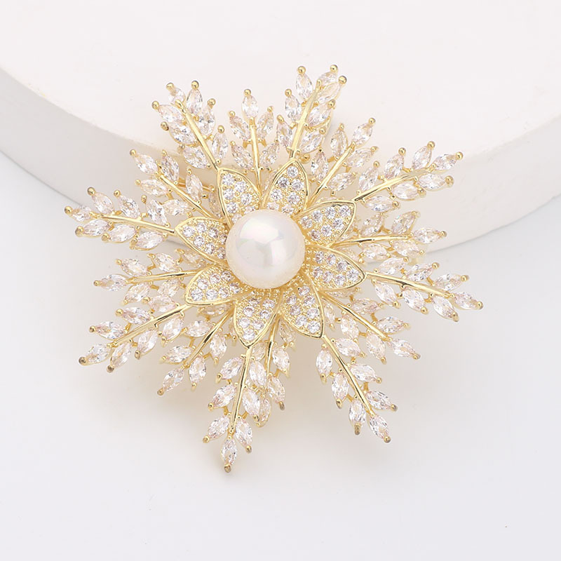 Amazon's Best-Selling High-End Pearl Snowflake Brooch with Diamond Flower Corsage Anti-Exposure Pin Women's Clothing Accessories