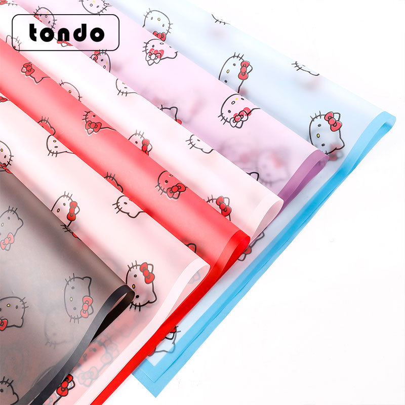 Papel de envoltorio floral Hello Kitty con borde mate, estilo romántico, ideal para regalos o flores.