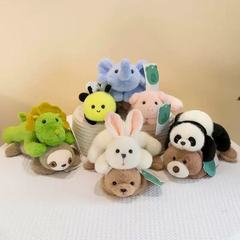 かわいい手のひら赤ちゃんの腹ばいシリーズのピンクのぬいぐるみの車のパンダの子犬のウサギの子供はぬいぐるみに付き添います。