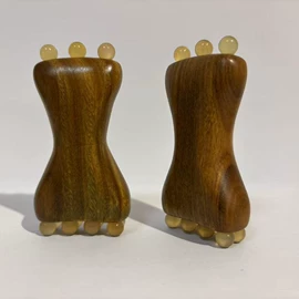 木质工艺品;经络保健器材;美发梳