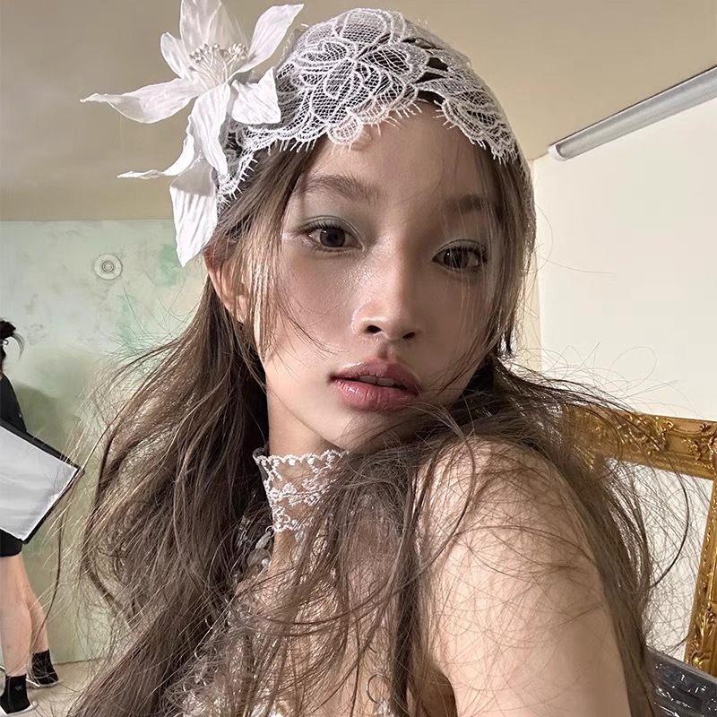 Maquillaje de novia francesa retro lujo ligero flor gorra de encaje nicho vestido de vacaciones foto toque de pelo