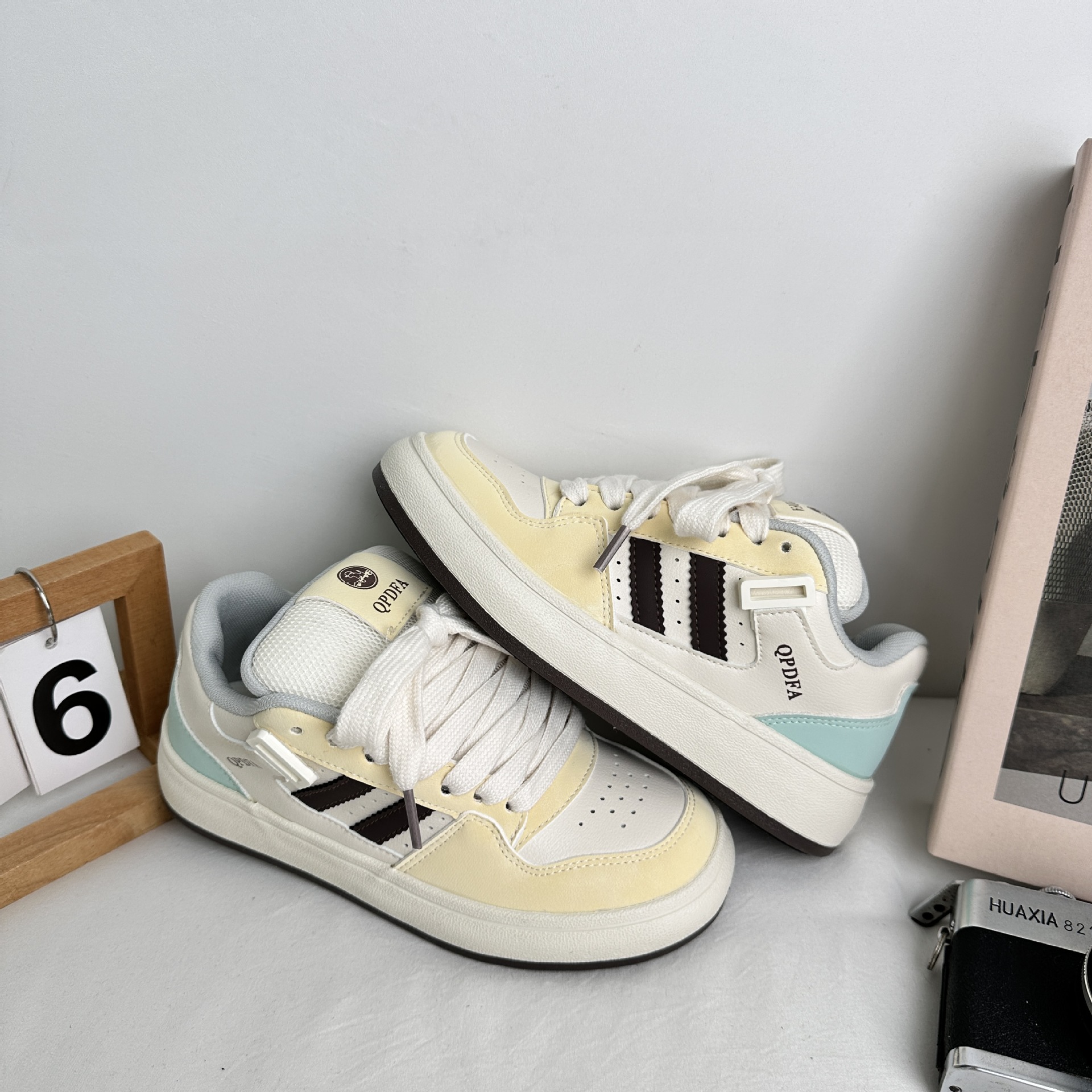 Yuanbo 2025 primavera nuevos zapatos de deporte para estudiantes, zapatos blancos de tendencia de todo fósforo para mujeres, zapatos de lona deportivos casuales coreanos, en nombre del cabello