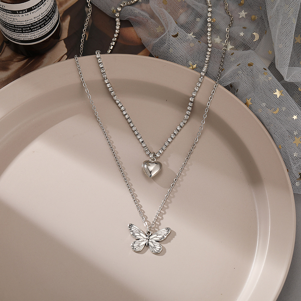 Simple moda doble plateadoCollar de diamantes de imitacin con incrustaciones de aleacin de corazn de mariposa colgante en capaspicture3