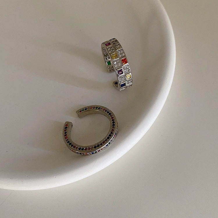 Bague élégante et légère en zircon coloré à damier pour femme, ornée d'un motif à facettes._voghion.com