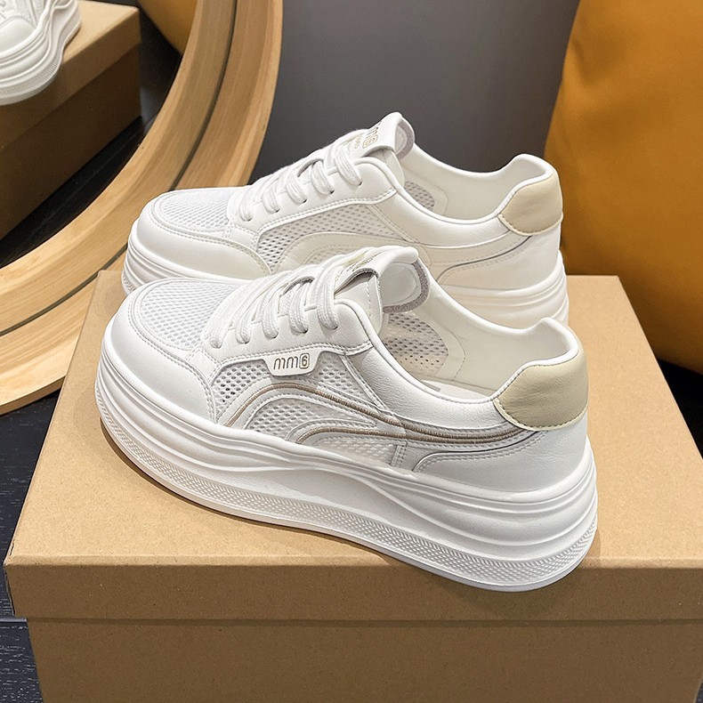 Zapatos blancos transpirables de verano para mujeres en 2026 nueva versión coreana de zapatos deportivos casuales ultraligeros y gruesos.