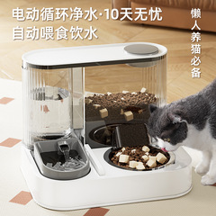 猫の自動給餌器は水を与えます。