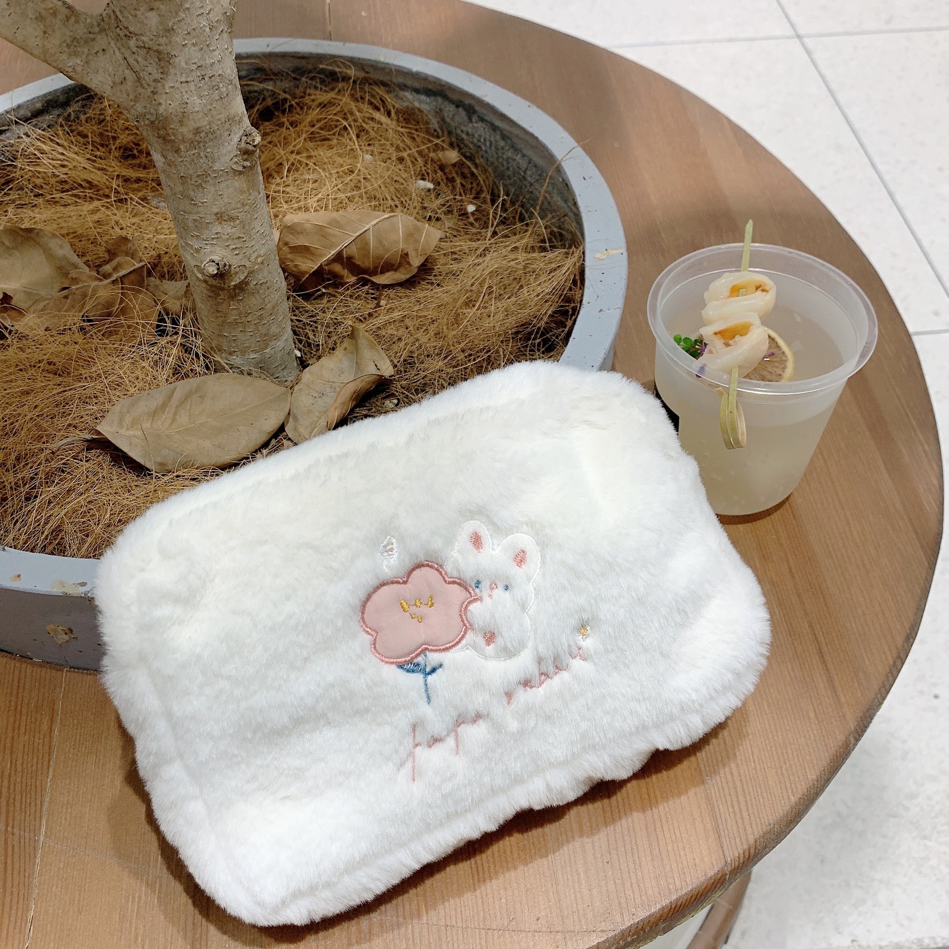 21154 Autumn and Winter plush makeup bag, flower rabbit, cute cartoon embroidered portable bag for women, soft little bag undefined