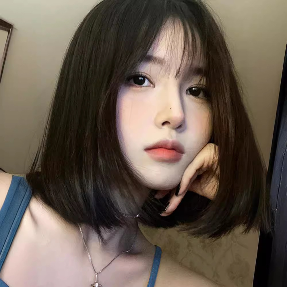 Peruca curta ondulada Connie para mulheres – estilo japonês moderno, rosto redondo, corte bob de estudante, aparência natural, fantasia de cabeça inteira