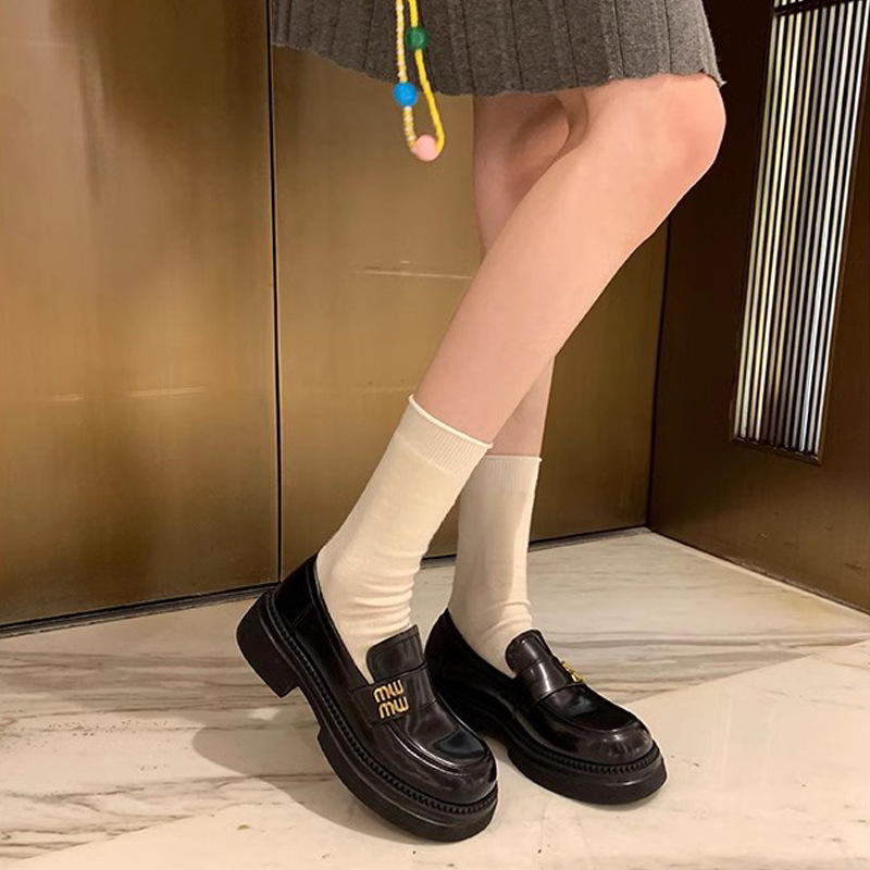 Nuevo estilo universitario de otoño y invierno de la uva madre Miao perezoso con un solo zapato de botón de metal Lefour zapatos de cuero para mujeres