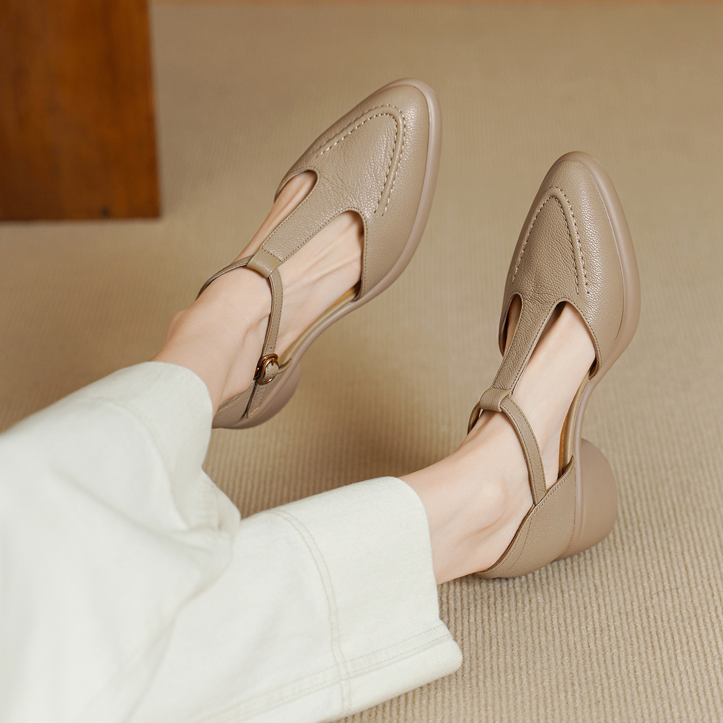 Sandal nữ quai chữ T gót vuông 5 cm mũi kín hở gót phong cách vintage — đen