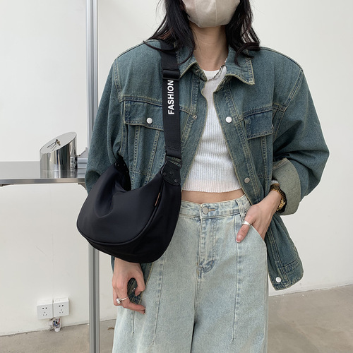 Ladies Leisure Bags  Autumn/Winter New Arrival Large Capacity Wide Shoulder Strap Crossbody Bag Nylon Fabric Large Capacity Shoulder Bag Trendy