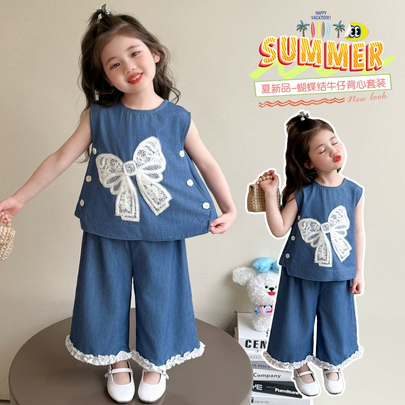 Летний костюм для девочек 2025 года, безрукавка с бантом, джинсовые широкие брюки, комплект из двух предметов, детский летний костюм
