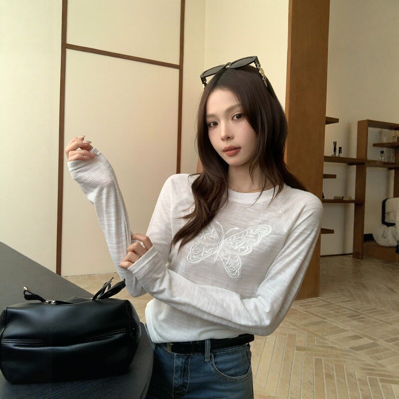 In-stock white butterfly embroidered long-sleeve T-shirt for women, Korean style, slim fit, round neck top, versatile new design, pure and alluring style In-stock white butterfly embroidered long-sleeve T-shirt for women, Korean style, slim fit, round neck top, versatile new design, pure and alluring style