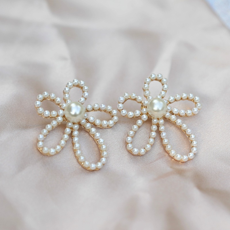 Wholesale Jewelry Hollow Flower Diamond Pearl Earrings Nihaojewelry display picture 7