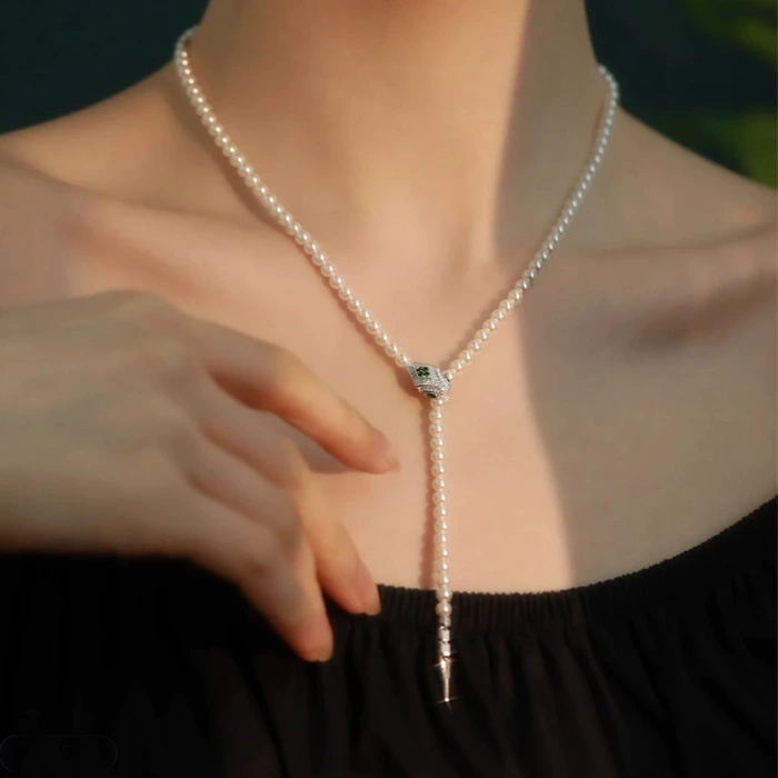 2025 Разнообразие носимых легких и экстравагантных змей животных изумруд искусственное глазурованное жемчужное ожерелье ручной работы длинная цепочка свитера