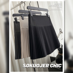 高品質のスーツのしわに強いスカートの女性は腰が高くて痩せています。