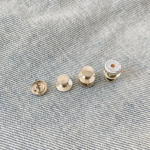 Brooch, pin, waist tightening artifact, anti-exposure buckle, autumn accessories, waistband change, small Internet celebrity daisy skirt, waist, big pants for women