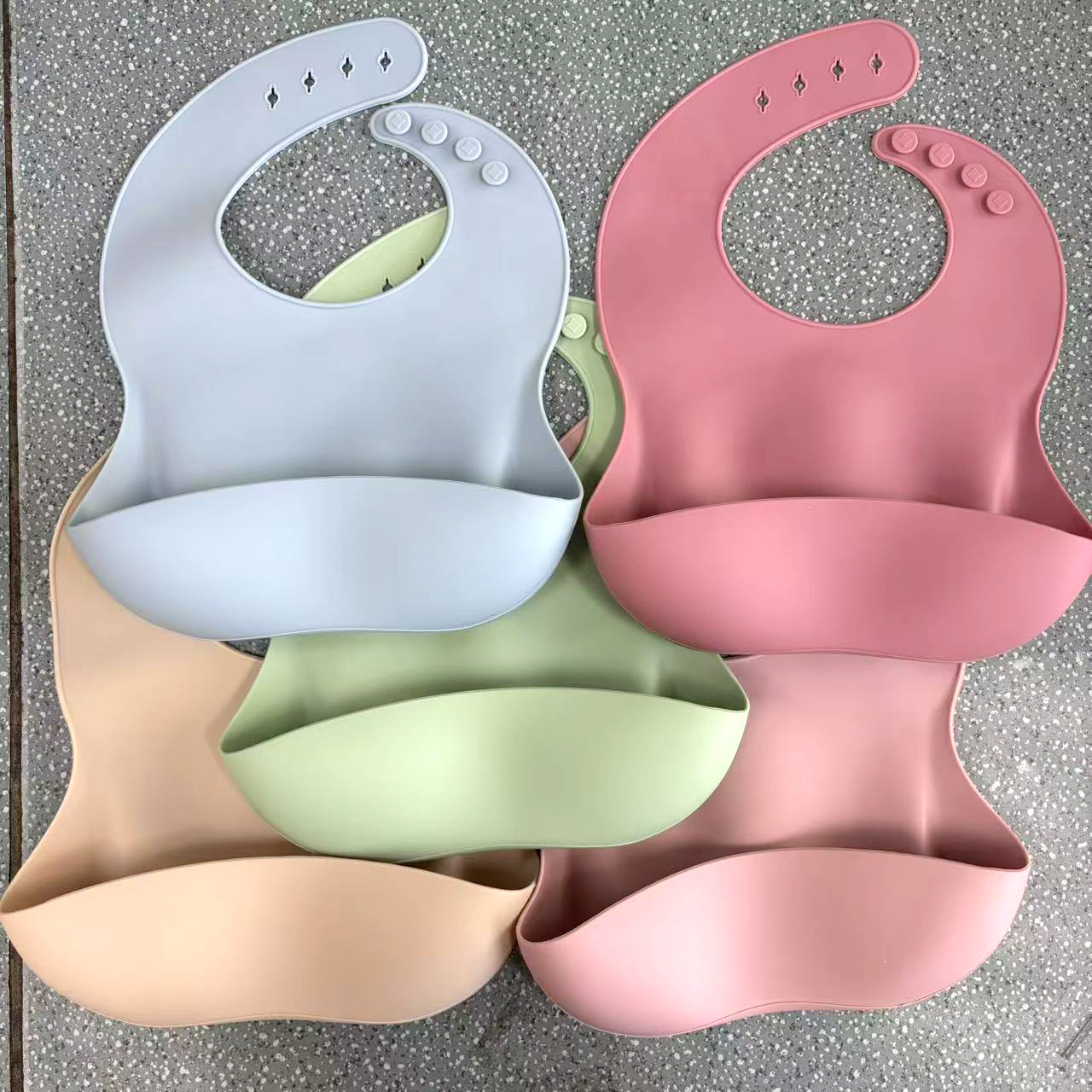 Babero para comer para bebés, babero de silicona impermeable, babero para niños portátil para bebés súper suave, artefacto a prueba de aceite y sucio