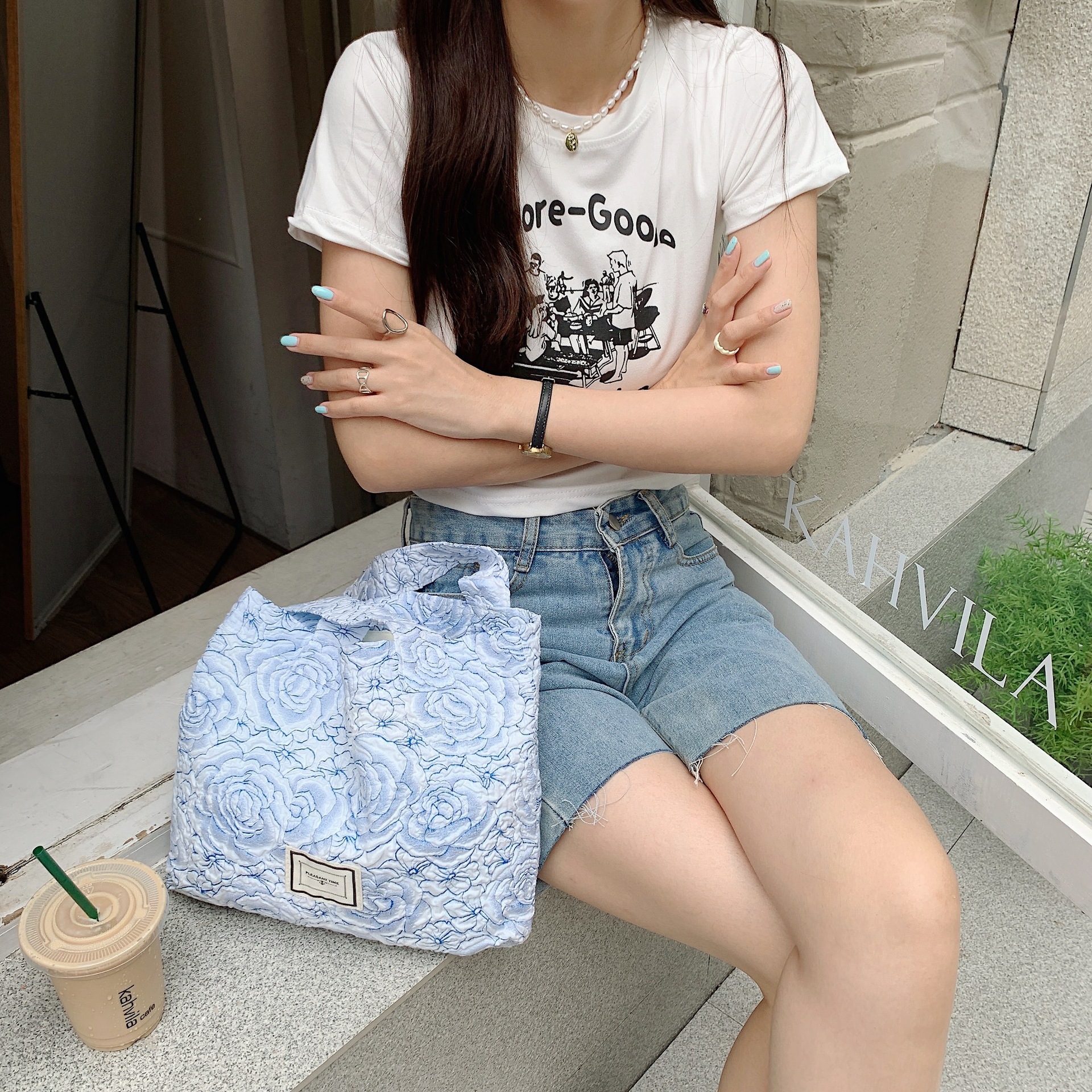 Wholesale of 25244 Jacquard blue rose large-capacity portable bags, clutch bags, storage bags, ladies' tote handbags Item Picture