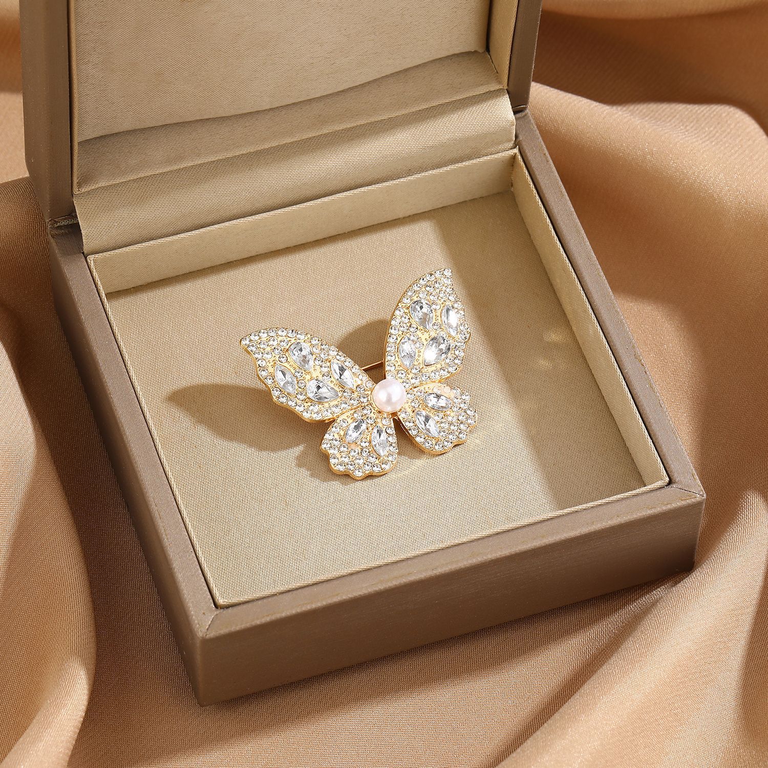 Broche papillon en perle et strass accessoire de mode_voghion.com