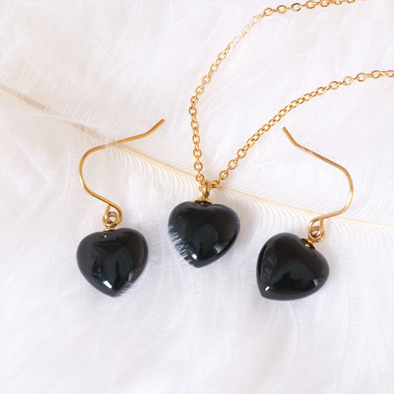 Conjunto de joyería europea y americana Collar de piedra natural en forma de corazón Pendientes de amor Verano femenino Advanced Sense No se desvanece Joyas de acero de titanio