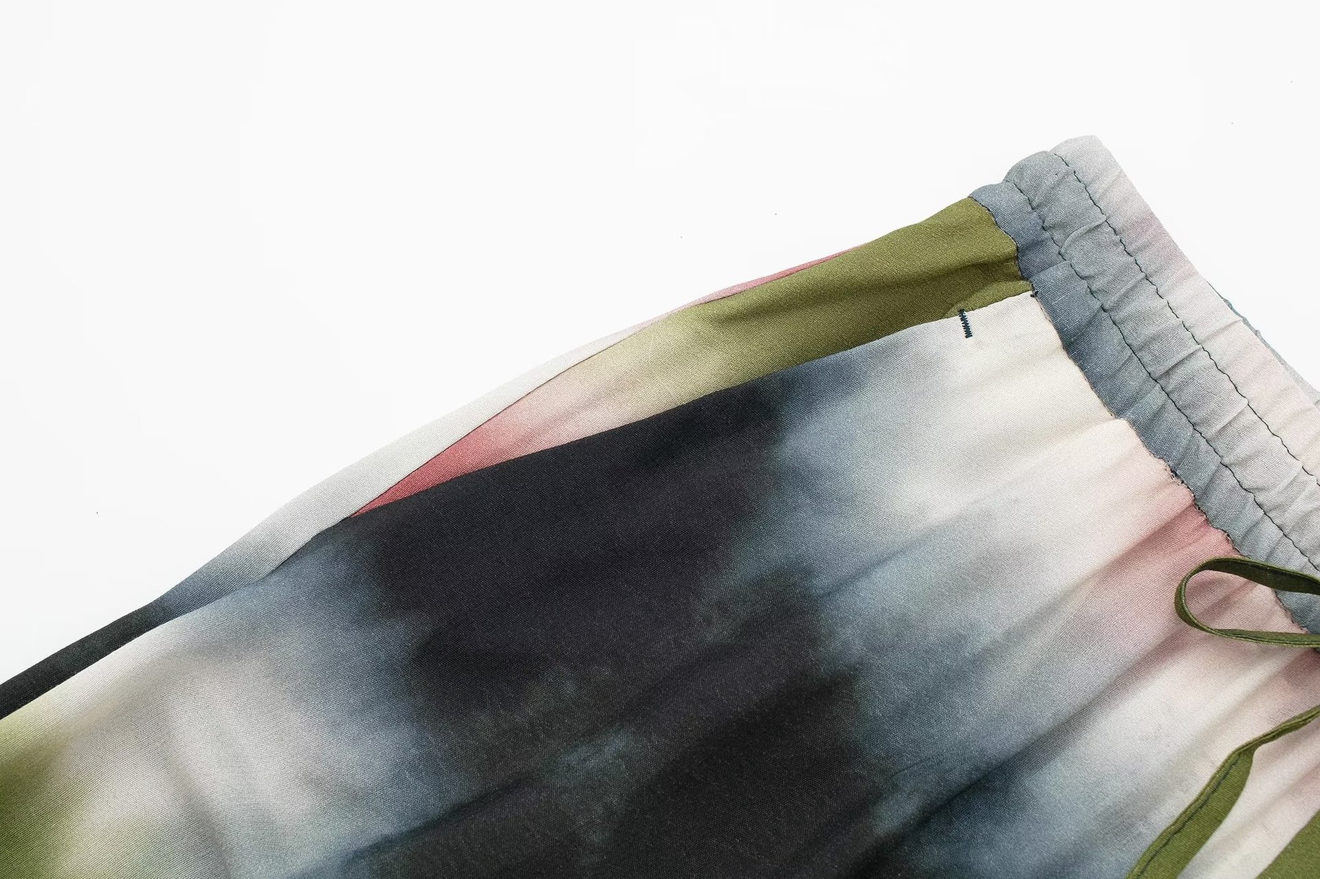 Neues Set aus Batikhemd und bedruckter Hose für Damen im Sommer 2024_voghion.com