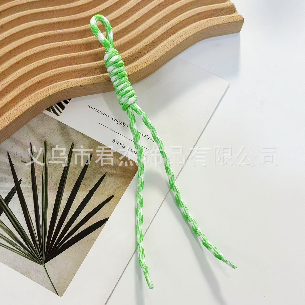 編みカバンのストラップの螺旋の結び紐のiuは鍵のボタンのネットの赤い色の結びの縄の装飾の部品を結びます。