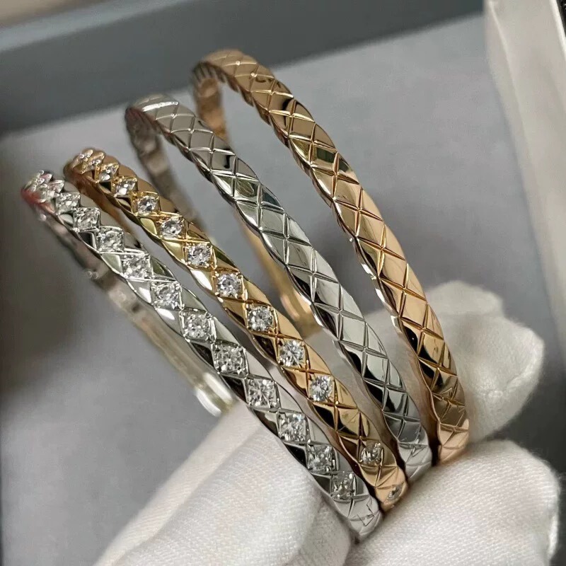 High-End Version of Chanel V Gold Coco Diamond-Studded Couple Bracelet, Exquisite Craftsmanship, Simple and Versatile, Elegant Bracelet for Women High-End Version of Chanel V Gold Coco Diamond-Studded Couple Bracelet, Exquisite Craftsmanship, Simple and Versatile, Elegant Bracelet for Women
